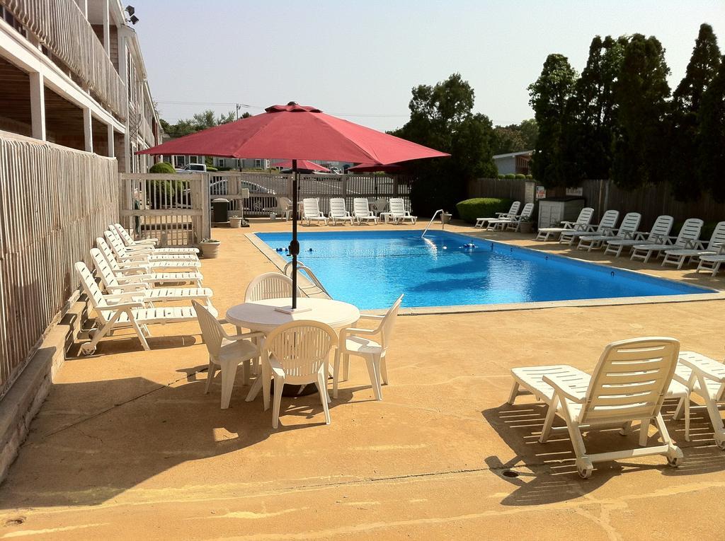 Holiday Hill Inn & Suites デニス・ポート エクステリア 写真
